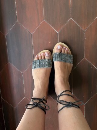 Sandalias romanas grises con pedrería
