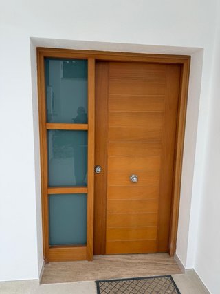 Puerta blindada de madera con cristal