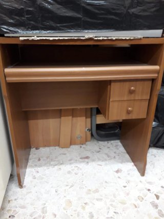 Escritorio de madera marrón