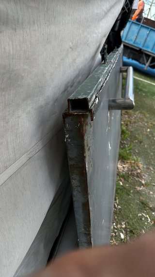 Puerta de hierro con tirador