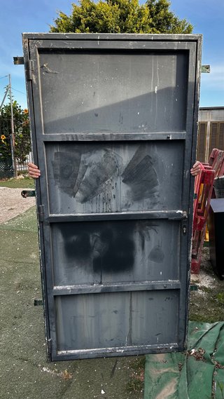 Puerta de hierro con tirador