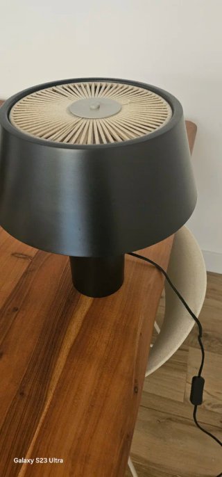 Lámpara de mesa Kave Home negra