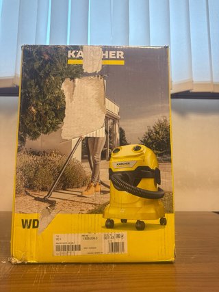 una aspiradora industrial/seco-húmedo Kärcher WD 4
