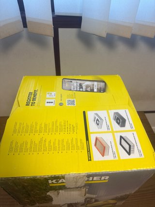 una aspiradora industrial/seco-húmedo Kärcher WD 4