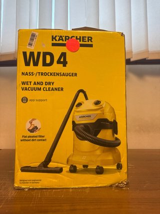 una aspiradora industrial/seco-húmedo Kärcher WD 4