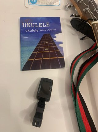 Ukelele paisen con accesorios
