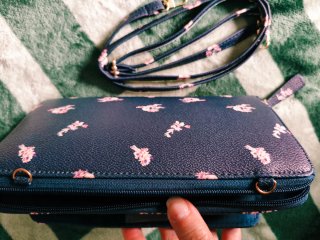Cartera azul con estampado floral en rosa
