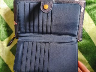 Cartera azul con estampado floral en rosa