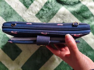 Cartera azul con estampado floral en rosa