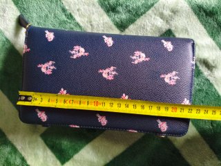 Cartera azul con estampado floral en rosa