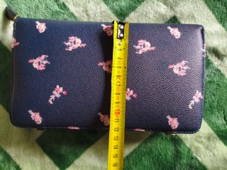 Cartera azul con estampado floral en rosa