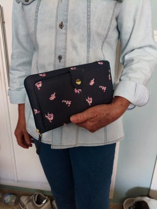 Cartera azul con estampado floral en rosa