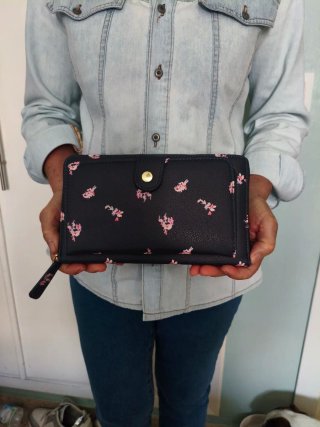 Cartera azul con estampado floral en rosa