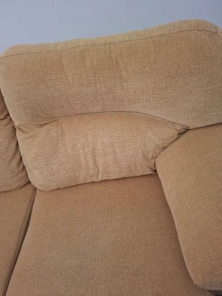 Sofá de tela beige y amarillo