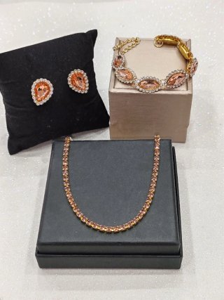 Set gioielli: orecchini, bracciale, collana