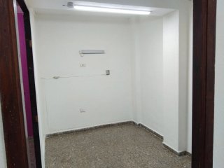 Local de cinco estancias y aseo en Avenida Trinida