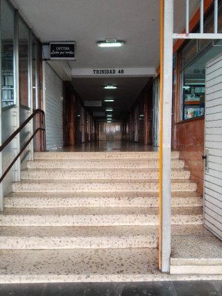Local de cinco estancias y aseo en Avenida Trinida