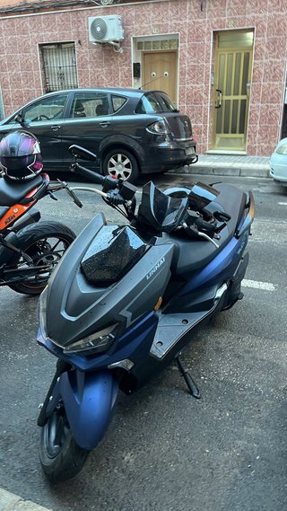 Moto Linhai Buck 125 Scooter año 2024 Negra/Azul