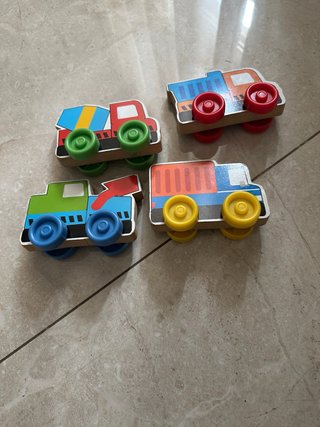 4 Camiones de Madera con Ruedas