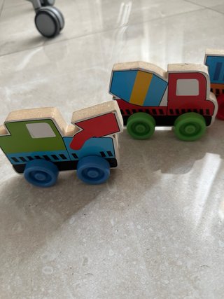 4 Camiones de Madera con Ruedas