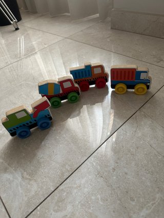 4 Camiones de Madera con Ruedas