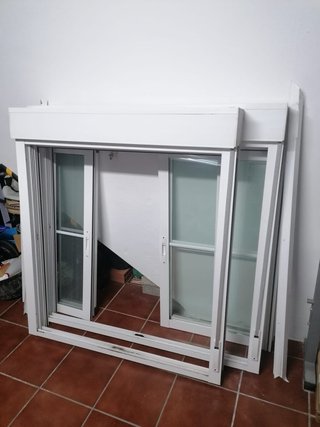 2 ventanas y 1 balconera blancas