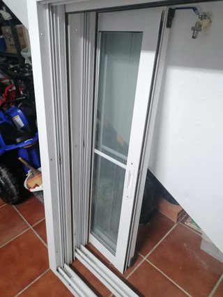 2 ventanas y 1 balconera blancas
