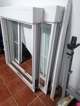 2 ventanas y 1 balconera blancas