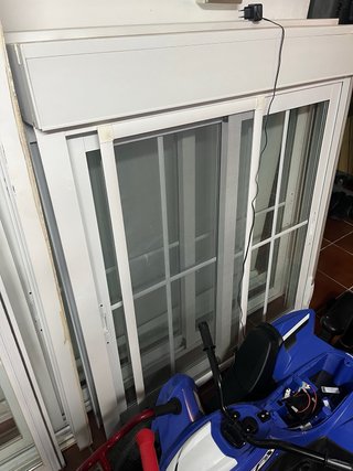 2 ventanas y 1 balconera blancas