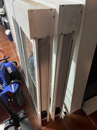 2 ventanas y 1 balconera blancas