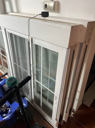 2 ventanas y 1 balconera blancas