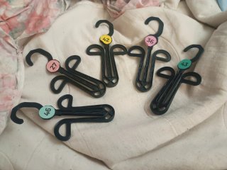 Lote de 10 perchas de plástico negras