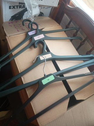 Lote de 10 perchas de plástico negras