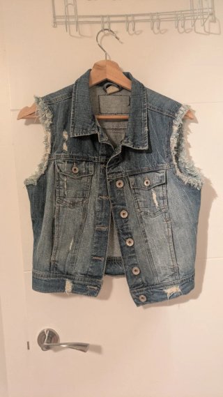 Chaqueta vaquera sin mangas desgastada