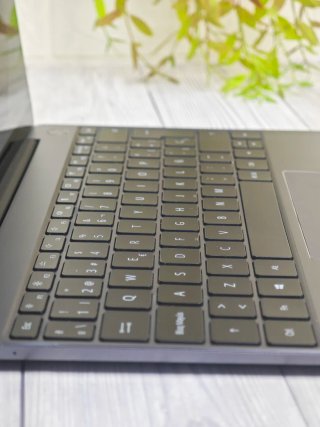 Portátil Huawei MateBook 13 con Caja