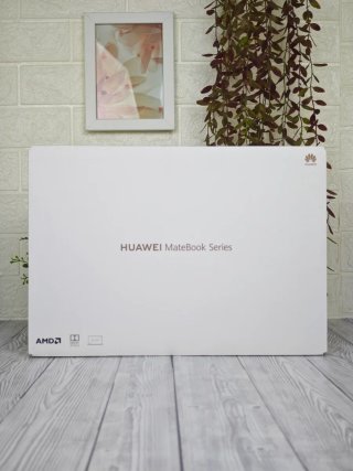 Portátil Huawei MateBook 13 con Caja