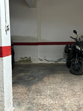 Se alquila plaza de garaje para moto.