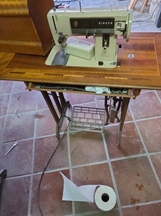 Máquina de coser Singer con mueble