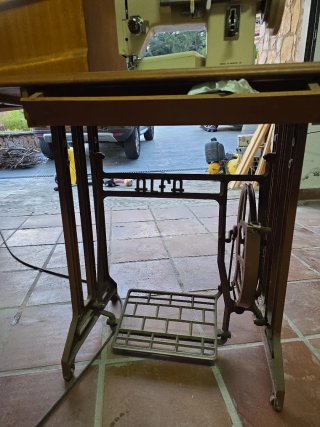 Máquina de coser Singer con mueble