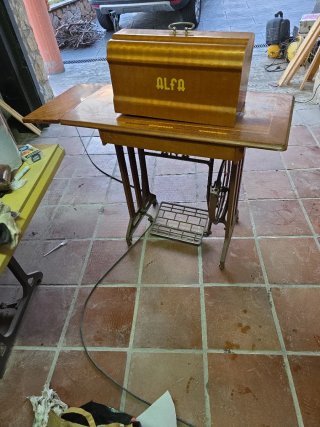 Máquina de coser Singer con mueble