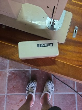 Máquina de coser Singer con mueble