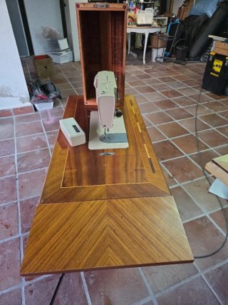 Máquina de coser Singer con mueble
