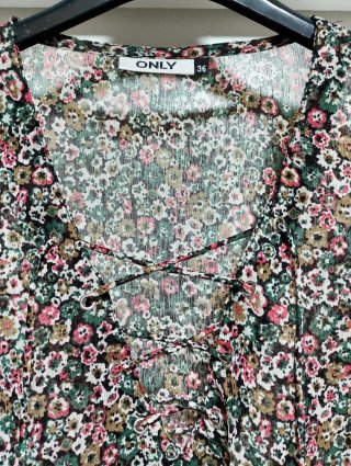 Blusa ONLY floral semitransparente talla S