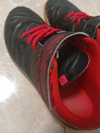 Zapatos fútbol sala niño negros y rojos