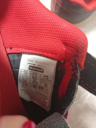 Zapatos fútbol sala niño negros y rojos