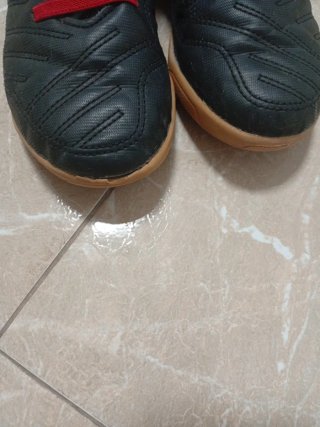 Zapatos fútbol sala niño negros y rojos