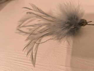 Tocado pelo plumas gris y plata