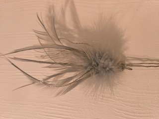 Tocado pelo plumas gris y plata