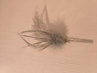 Tocado pelo plumas gris y plata