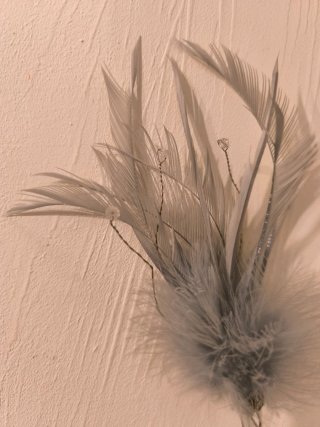 Tocado pelo plumas gris y plata